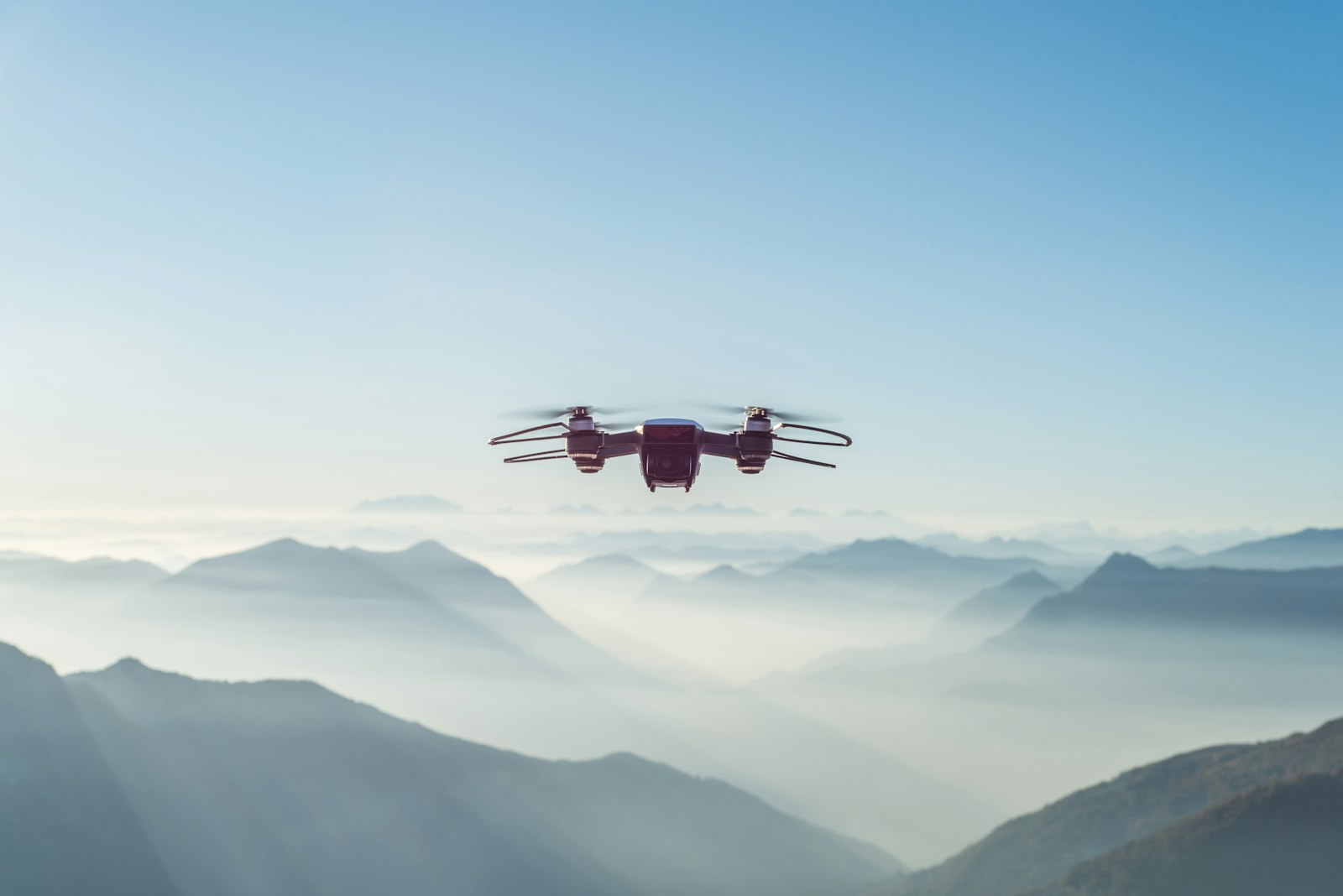 Drone caméra Aeron survolant des montagnes